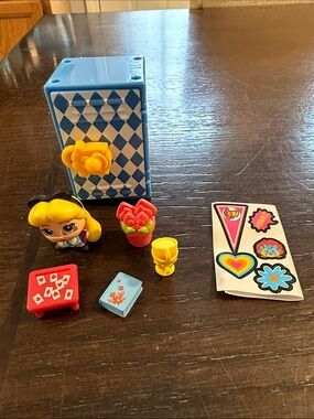 Disney Doorables Alice Locker